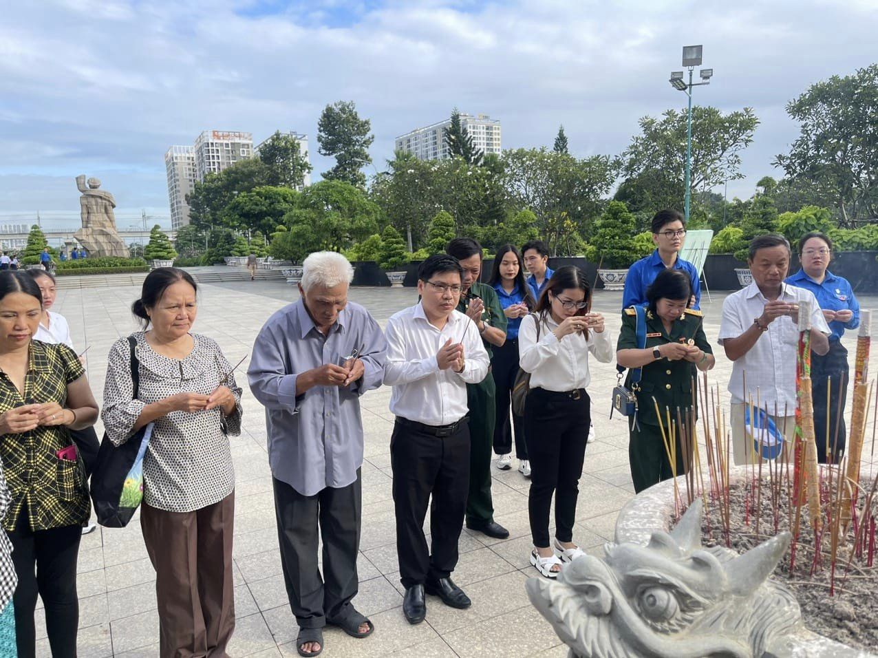 Image: PHƯỜNG 13 THĂM, VIẾNG NGHĨA TRANG LIỆT SĨ THÀNH PHỐ HỒ CHÍ MINH NHÂN KỶ NIỆM 76 NĂM NGÀY THƯƠNG BINH - LIỆT SĨ (27/7/1947-27/7/2023)