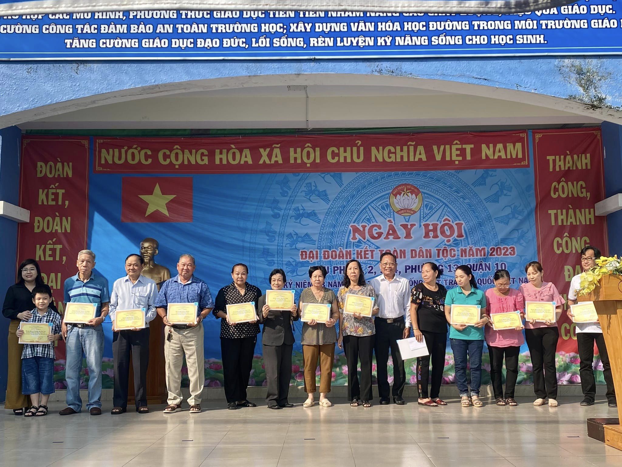Image: Khu phố 1, 2 3 và 4 - Phường 13 tổ chức ngày hội Đại đoàn kết toàn dân tộc năm 2023 và Kỷ niệm 93 năm ngày truyền thống công tác Mặt trận Tổ quốc Việt Nam (18/11/1930 - 18/11/2023)