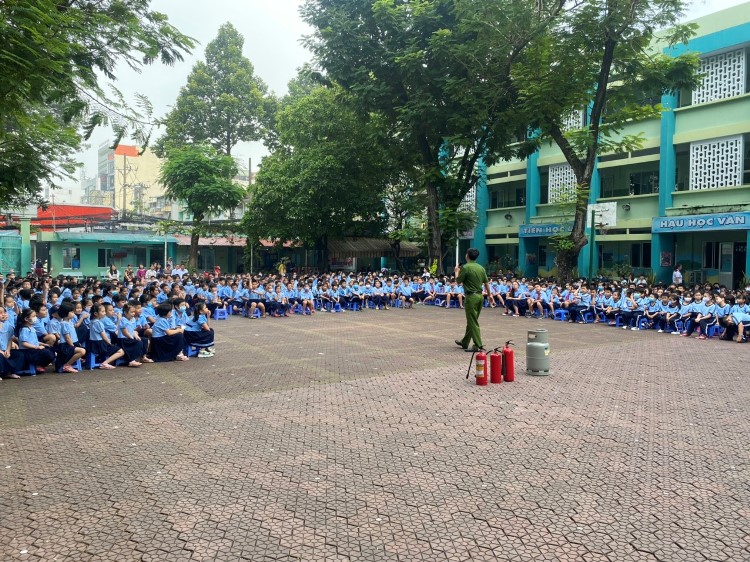 Image: Kỹ năng về Phòng cháy chữa cháy và Cứu nạn cứu hộ tại các Trường tiểu học và Trung học cơ sở trên địa bàn Quận 10